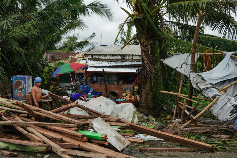 El tifón Phanfone dejó al menos 16 muertos y cientos de turistas atrapados en Filipinas