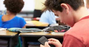 [Audio] El uso del celular como elemento distractor en aulas está prohibido