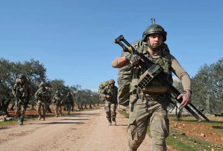 Por lo menos 33 soldados turcos murieron en Idlib, y Turquía tomó represalias