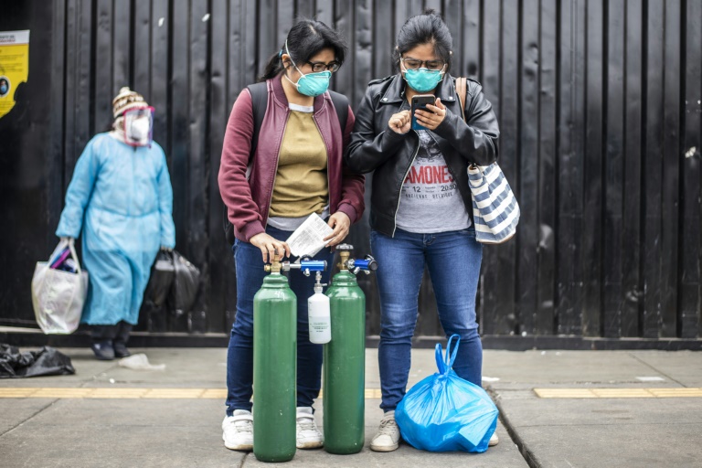 Familiares de pacientes con coronavirus imploran por oxígeno en Perú