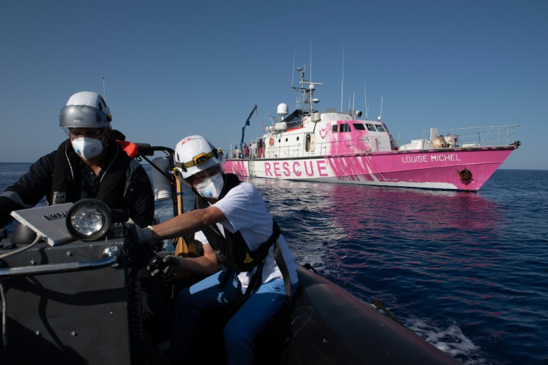 Un barco de Banksy en el Mediterráneo para rescatar a migrantes