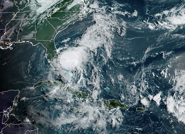 La tormenta tropical Isaías bordea Florida, que ensaya su respuesta en la era covid