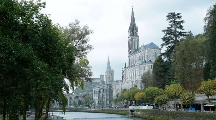 El Papa pide a peregrinos en Lourdes que recen “por situaciones que deben resolverse”