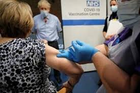 Británicos empiezan a vacunarse contra covid-19 y Biden promete vacunar a 100 millones de personas