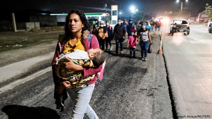 Caravana de migrantes rompe cercos policiales y cruza a Guatemala