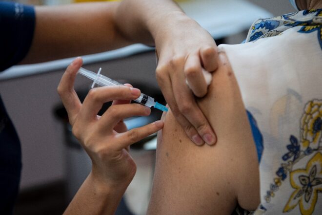 Chile modifica criterio y no vacunará contra coronavirus a extranjeros no residentes