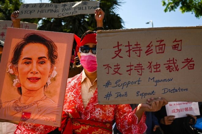 Los birmanos salen de nuevo a la calle, pese a que la represión aumenta