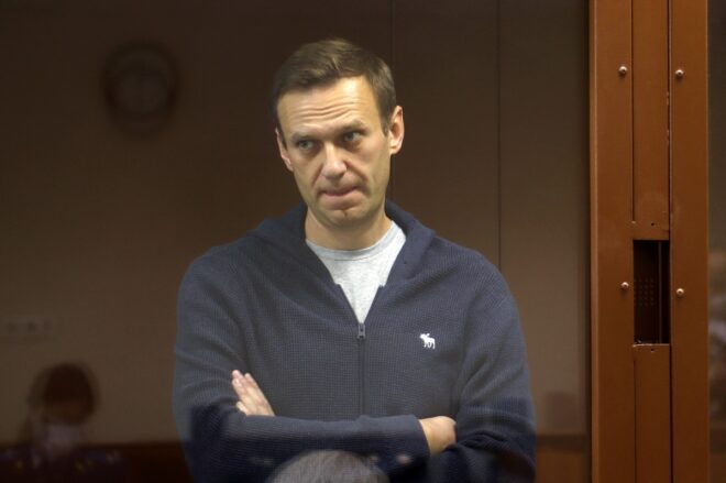 El opositor ruso Navalni comparece en audiencia en un proceso por difamación