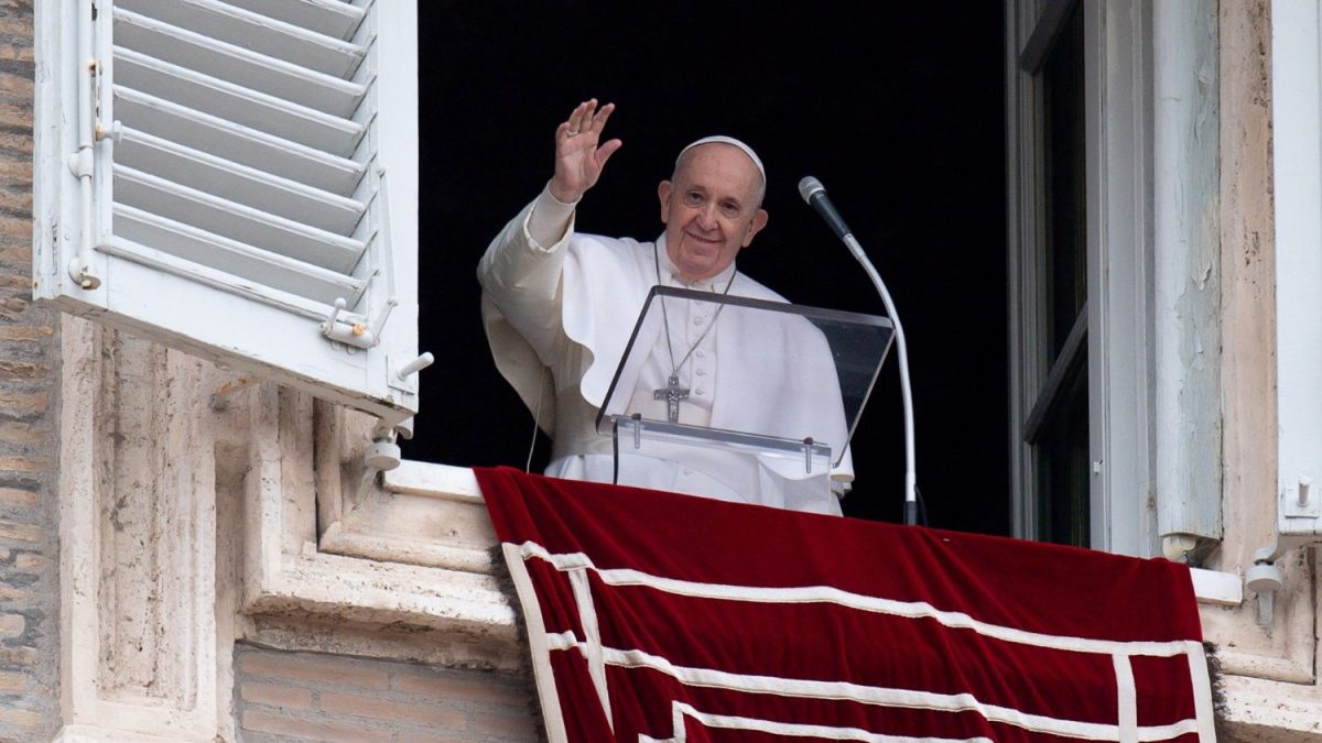 Ángelus del Papa: «Pidamos la gracia de amar superando miedos y prejuicios»