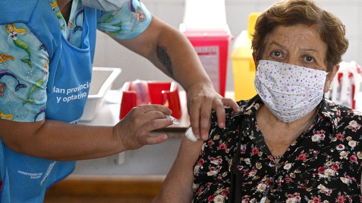 Argentina comienza a vacunar a adultos mayores contra el covid-19