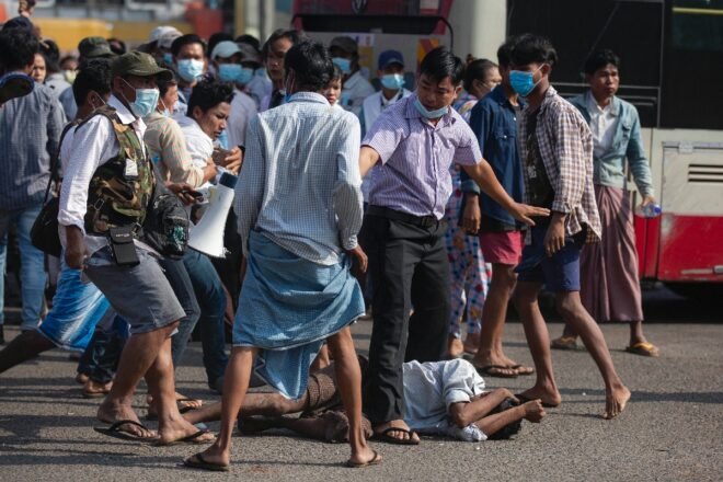 La violencia se dispara en Rangún y Facebook cierra las cuentas vinculadas al ejército birmano