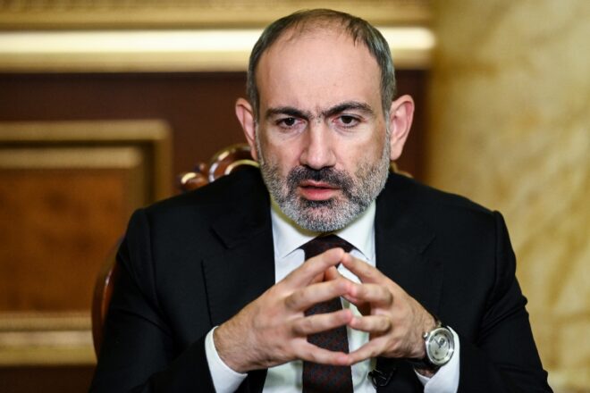 El primer ministro de Armenia sale a la calle para denunciar intento de golpe de Estado