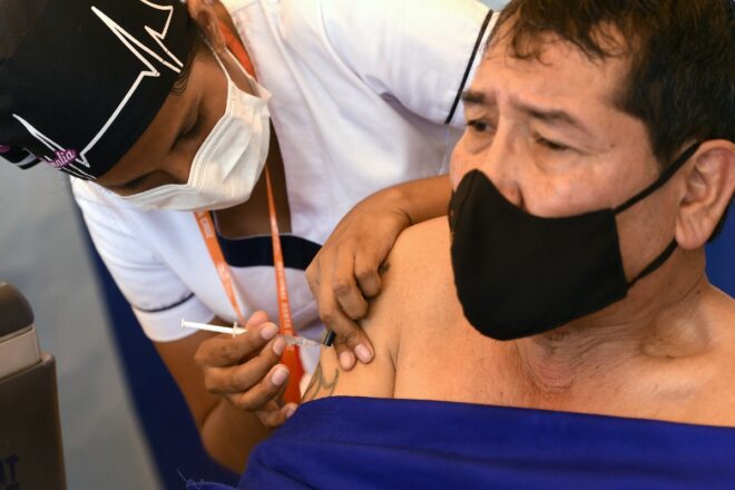Bolivia empieza a vacunar a pacientes de riesgo contra covid-19