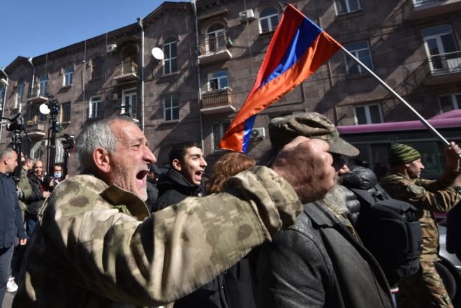 Miles de manifestantes de la oposición en las calles de Armenia