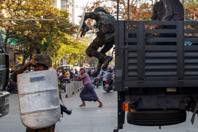 La junta continúa la represión para intentar sofocar la revuelta antigolpista en Birmania