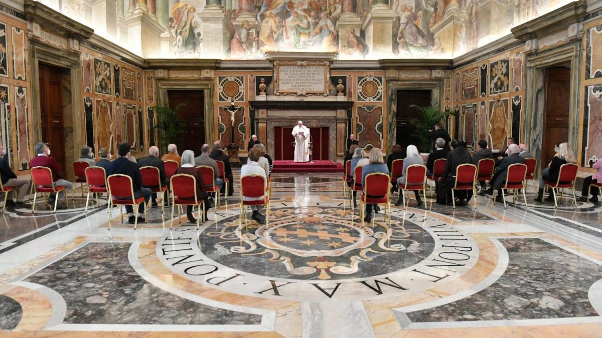 El Papa: Que nadie tenga que sufrir por falta de pan o soledad
