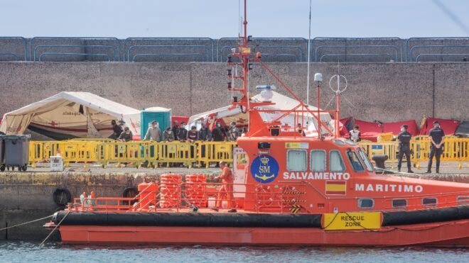 Al menos cinco migrantes fallecidos en una embarcación rescatada al sur de Canarias