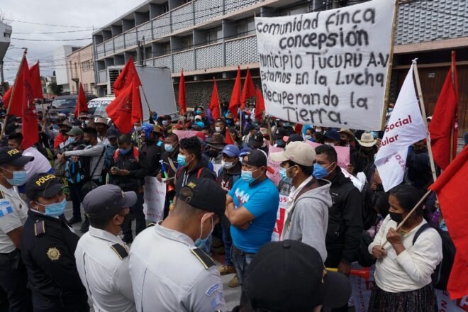 Guatemaltecos protestan por elección a magistrados de máxima corte