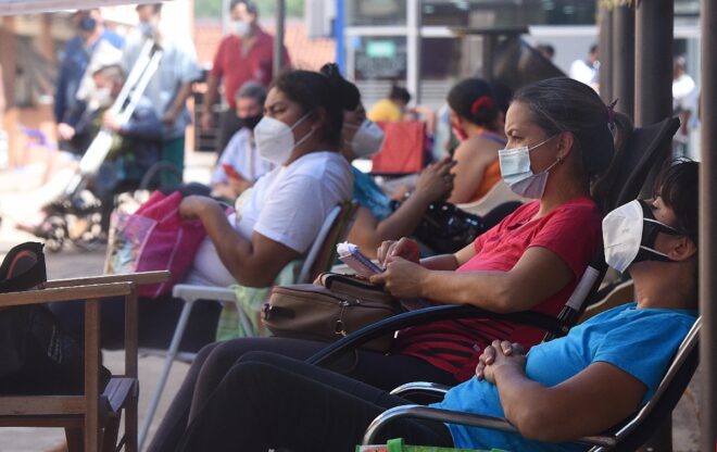 Familiares desesperados ante desborde de hospitales por covid-19 en Paraguay