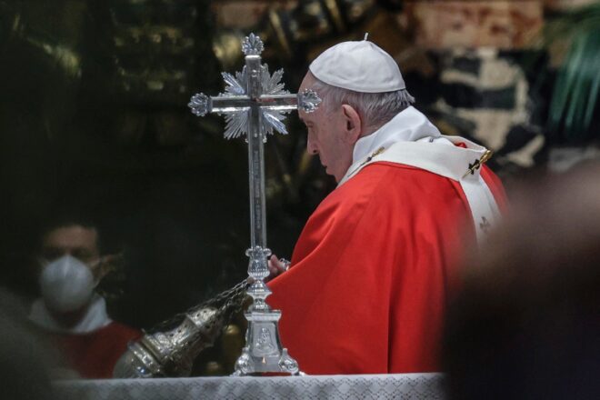 El Vaticano castiga a dos obispos por encubrir abusos sexuales en Polonia