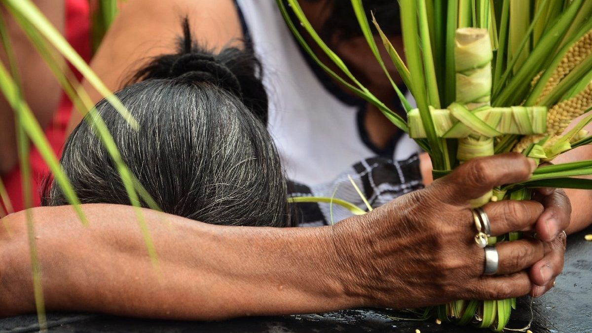 Sacerdote en Honduras arranca mascarilla a fieles