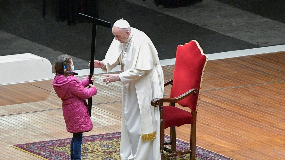 El Papa Francisco reza el Vía Crucis “con y por” los niños del mundo