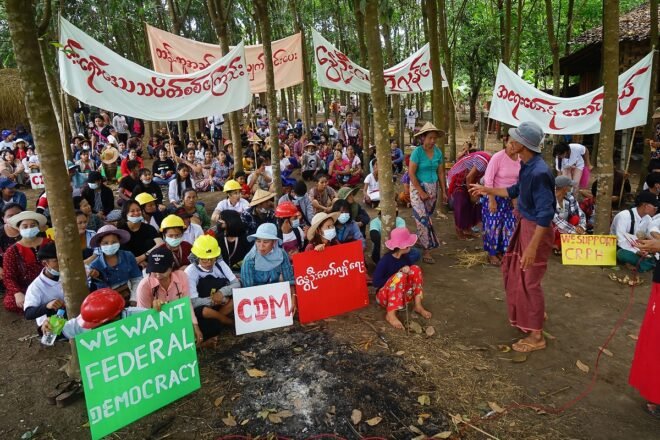 Grupos rebeldes de Birmania muestran apoyo a protestas contra el golpe de Estado