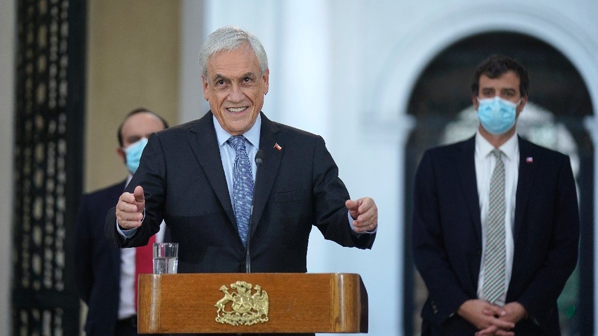 Presidente de Chile promulga ley que posterga por cinco semanas elección de constituyentes