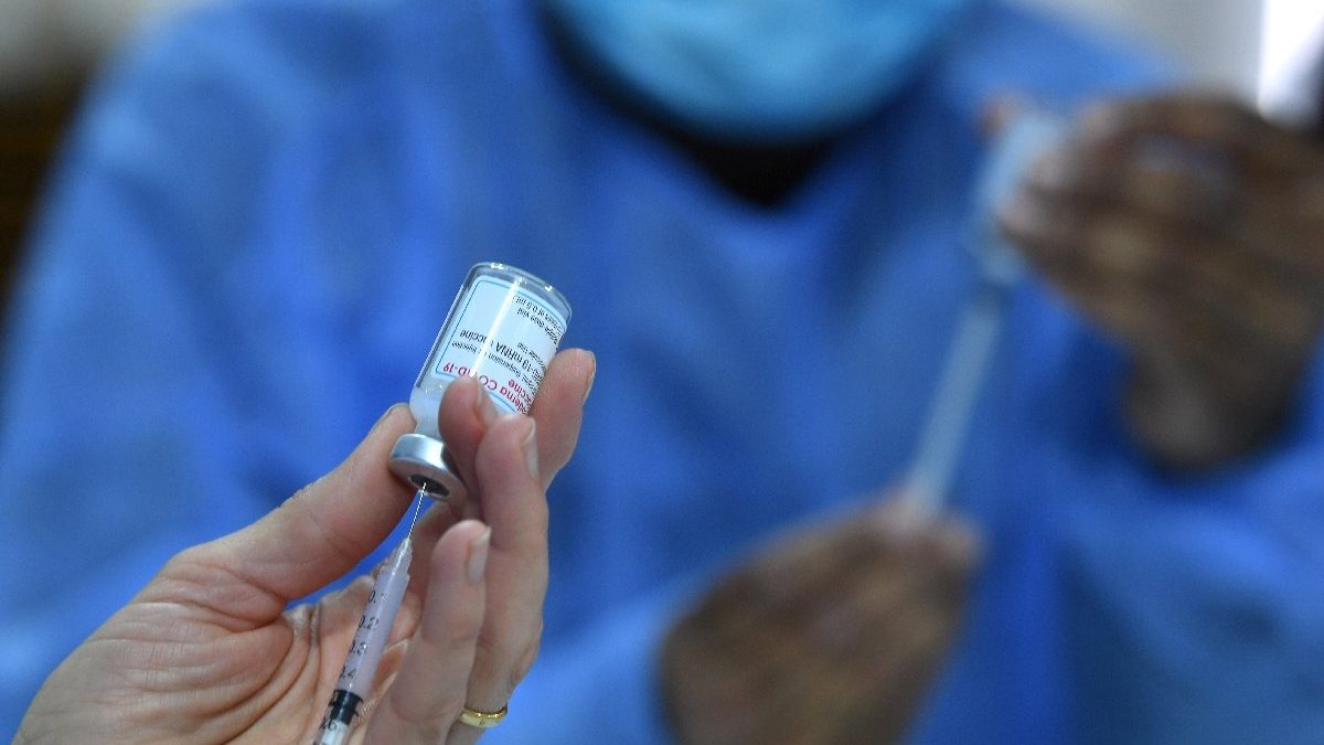 Reino Unido comienza a administrar la vacuna de Moderna contra el covid