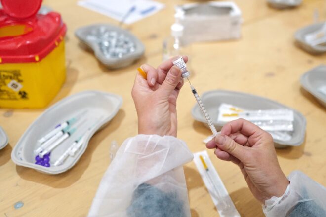 Francia vacunará con Pfizer o Moderna a quienes recibieron una primera dosis de AstraZeneca