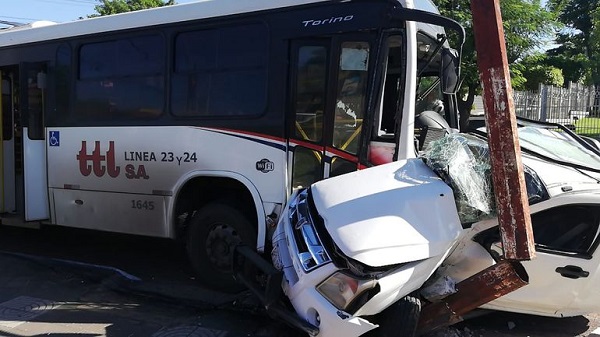 Bus choca contra una camioneta sobre la avenida España