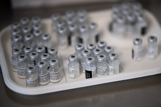 Pfizer-BioNTech aumenta en 50 millones de dosis la entrega de vacunas a la UE de abril a junio