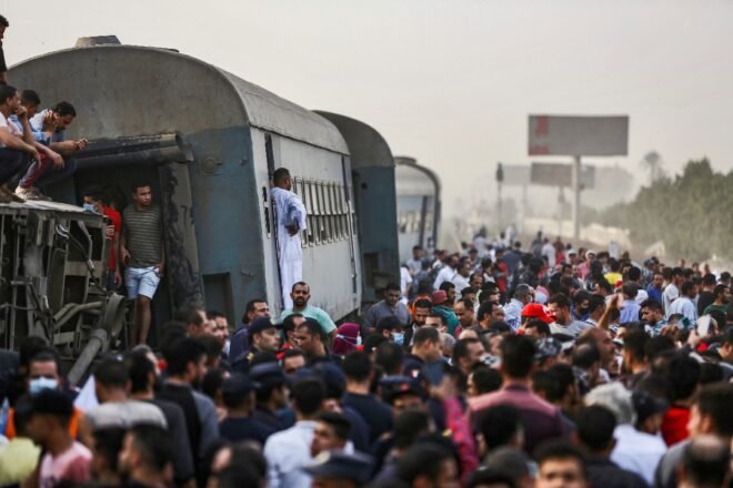 Al menos 11 muertos y un centenar de heridos en accidente ferroviario en Egipto