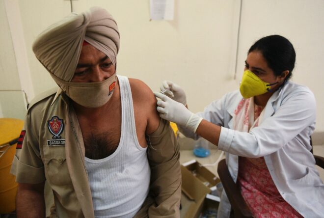 India enfrenta el “huracán” del covid-19 y Europa y EEUU avanzan en la vacunación