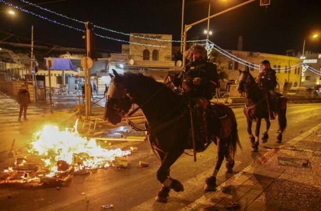 Más de 100 heridos en disturbios nocturnos en Jerusalén (policía y fuentes médicas)