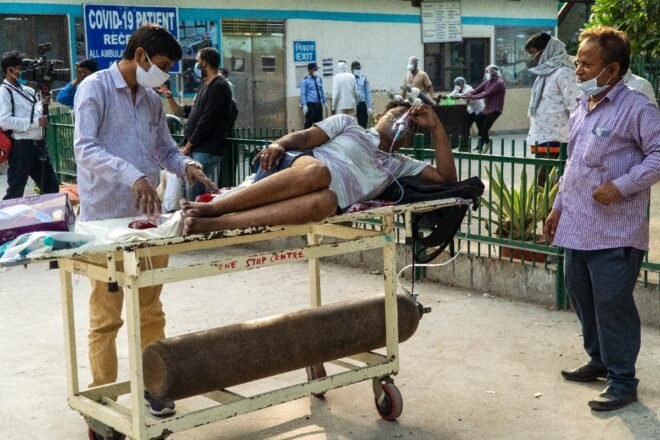 Muerte y desesperación a las puertas de un hospital de Nueva Delhi