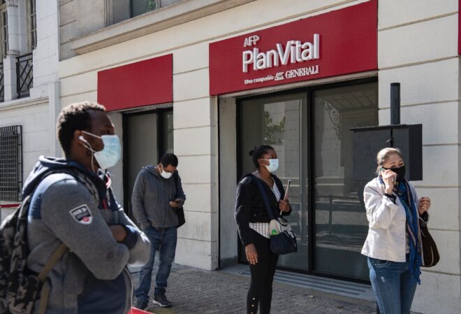 Crisis por nuevo retiro de fondos de pensiones en Chile vuelve a golpear a Piñera