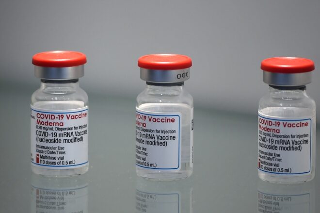 Moderna anuncia inversiones para producir 3.000 millones de dosis de vacuna anticovid en 2022