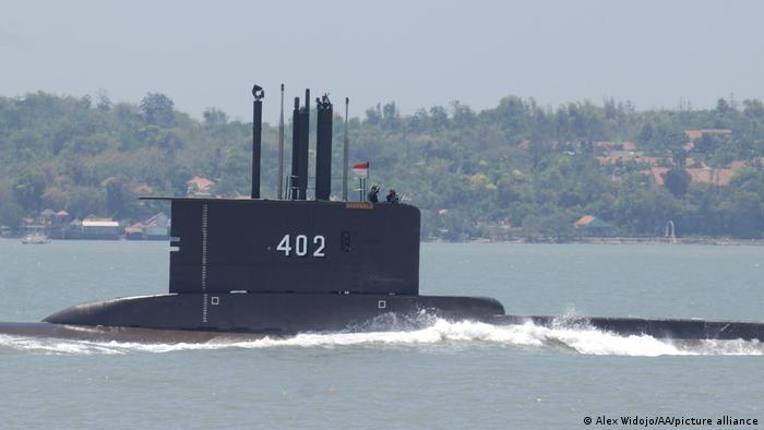 Desaparece submarino indonesio con 53 tripulantes