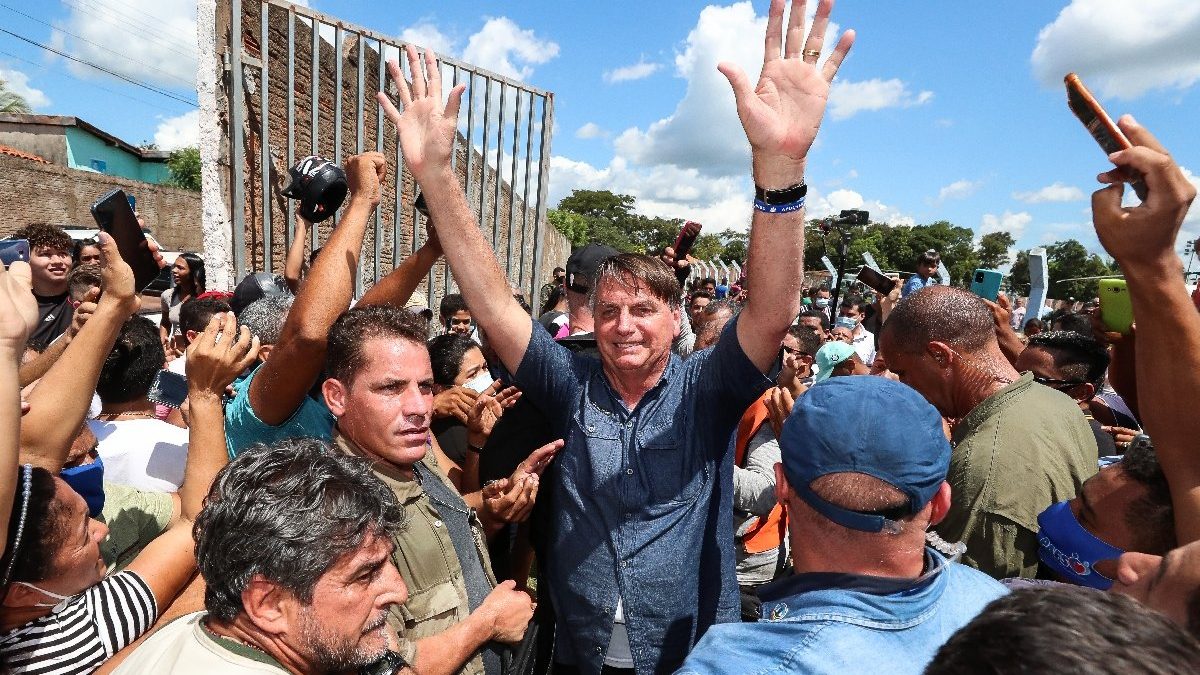 Bolsonaro multado por promover aglomeración y no usar mascarilla en Brasil