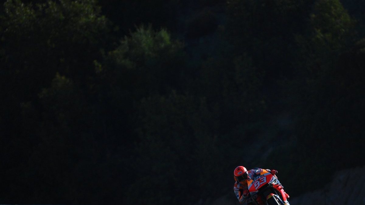 Dura caída de Márquez en los entrenamientos libres 3 del GP de España de MotoGP