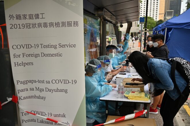 El plan de vacunación obligatoria en Hong Kong preocupa a empleados domésticos extranjeros