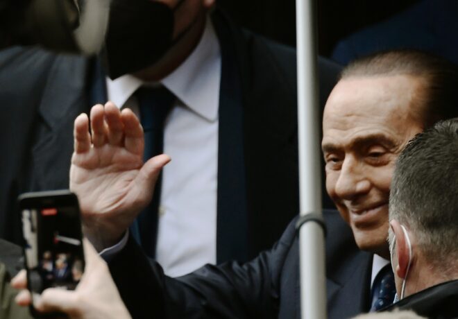 Silvio Berlusconi abandona el hospital