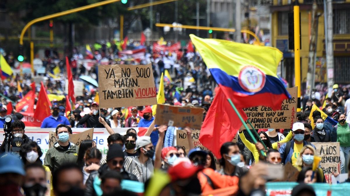 Miles protestan por cuarto día consecutivo contra reforma tributaria en Colombia
