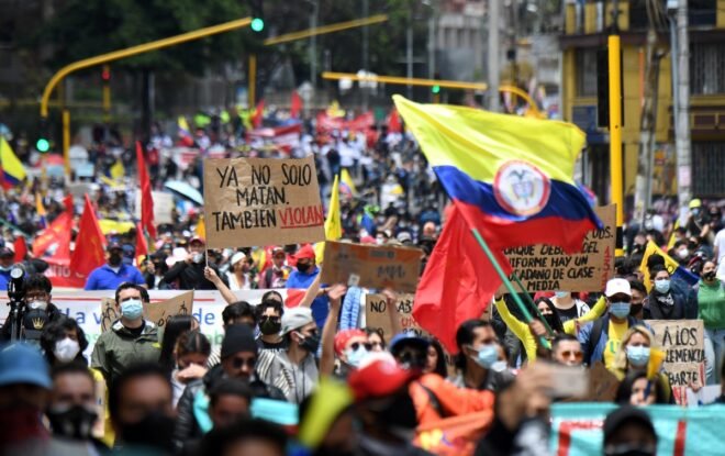 Masivas protestas por cuarto día consecutivo contra reforma tributaria en Colombia