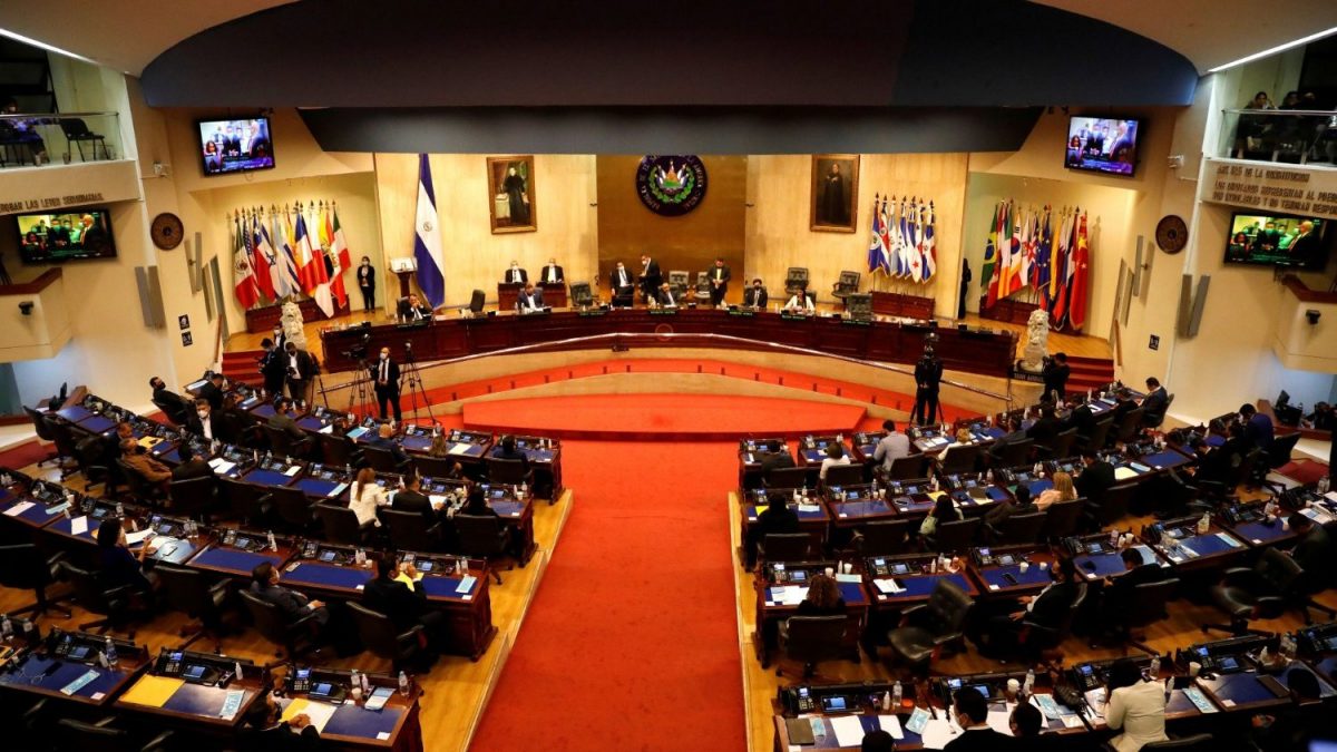 Incertidumbre en El Salvador ante destitución de magistrados y Fiscal General