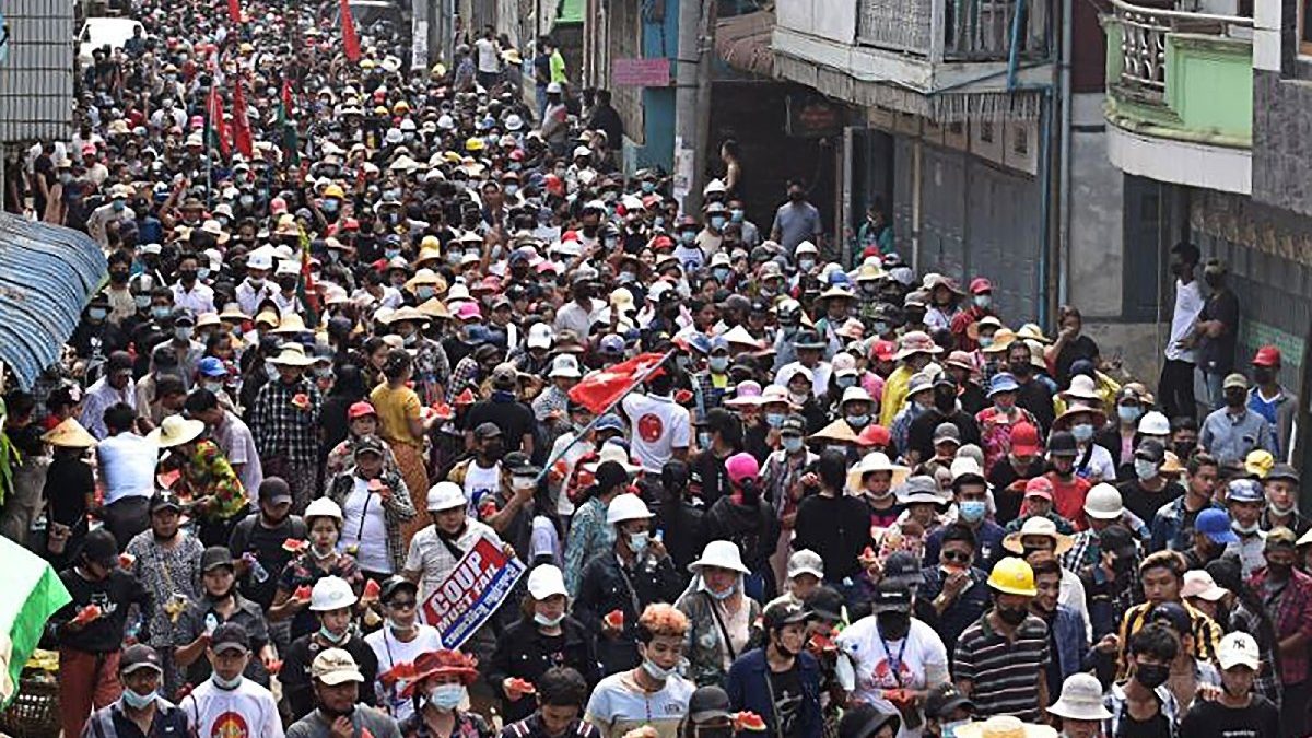 Los manifestantes de Birmania piden una “primavera revolucionaria”