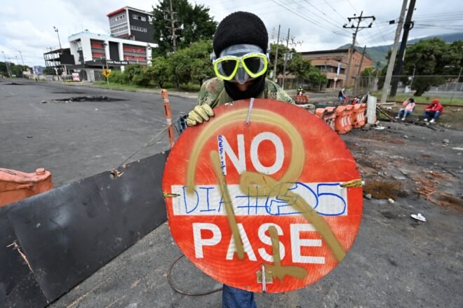 Ministro de Hacienda de Colombia renuncia tras seis días de protestas en su contra