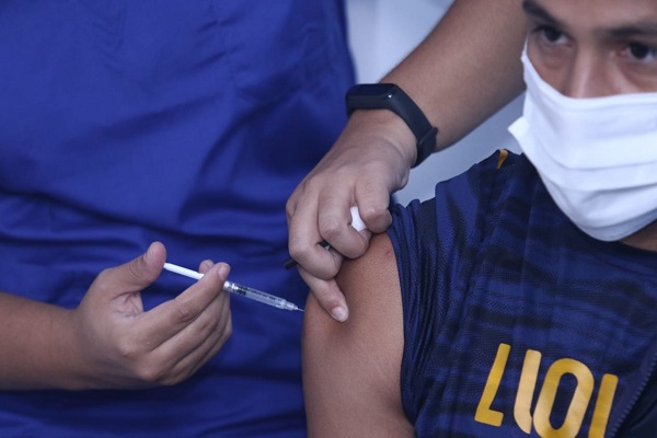 Inicia inmunización de futbolistas