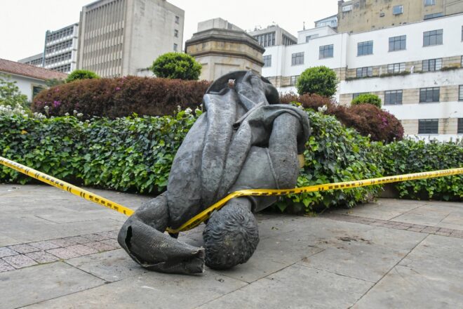 Indígenas colombianos derriban estatua de conquistador español en Bogotá